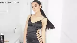 فستان اللاتكس يغوي الاطفال الساخنة ويتيح لهم ركوب الرجل الصغير لها مع متعة سيلان اللعاب