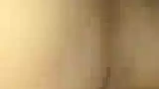  فتيات صغيرات تعبد القضيب الكبير بأفواههن بعد تدليك شهواني