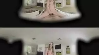 بنت صغيره بتلعب في زنبوره وجبتوه في البنطلون