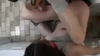 بنت عارية ترضع ابنها