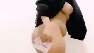 فتاة الصحراء تخلع ملابسها من أجل إيلاج مزدوج صريح