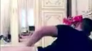 عاهرة عربية تمارس الجنس الفموي بينما تلعب بوشاح حرير