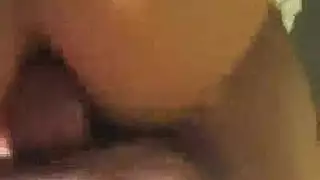 شاب قصير يضرب فرج مراهقة في فيلم جنس صريح