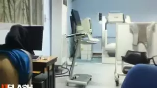 البنت المحجبة وطبيب الاشعة مخفي