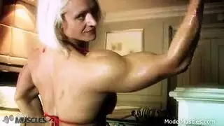 نجم إباحي بعمود أسود طويل يجن في الأداء