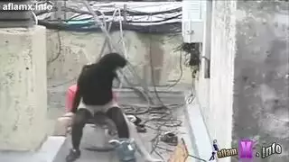 سكس على السطح: جارة عاهرة تأخذ قضيب مصري في كل فتحة