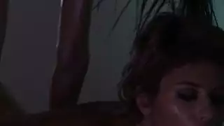 شيميل تمت ممارستها بقوة بقضيب عملاق