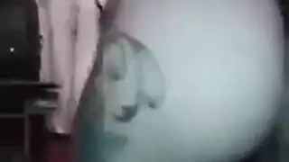 الام تطلب من ابنها أن ينيكها مقابل إعطاءه سياره