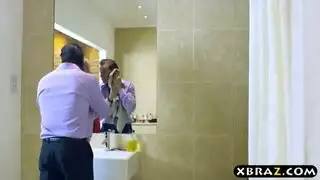 زوجة شقية تستكشف مؤخرته بإصبعها