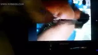 رجل داكن وسيم ملتحي يملأ فم أرنبة ثلجية ذات شارب