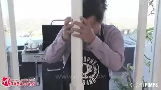 ينيكها من طيزها امام زوجها دياثة