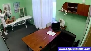 سمراء مثارة تمص وتتلقى إنهاء شرجي عنيف