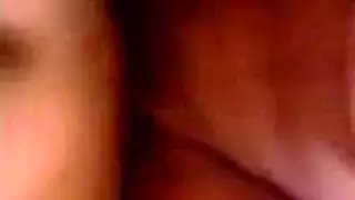 بعبص صديقته في الفصل الدراسي
