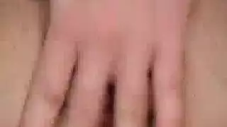 شقراء خجولة تتحول إلى عاهرة متعطشة للقضيب في فيلم جماع خام