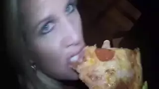 عامل توصيل بيتزا يمارس الجنس بقوة مع ربة منزل مثارة