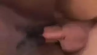 ميلف عاهرة تستمني حتى النشوة قبل أن تبتلع حمولة بيضاء كبيرة