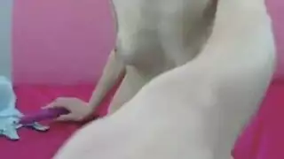 يرضع حليب امه الطازج