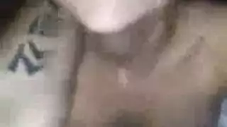 جنس في الأماكن العامة: شاب وسيم ينيك امرأة سمراء ناضجة بوضعية الكلب