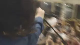 مستلقية على طاولة