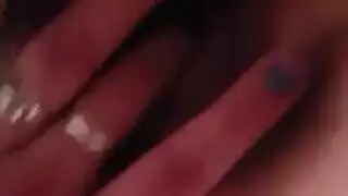 يسي غرين وأليكسا غريس يضاجعان صديقهما الجديد في سرير ضخم ، ويئن أثناء كومينغ