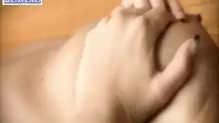 شقراء بملابس داخلية قرمزية تحصل على تقييم أداء إباحي
