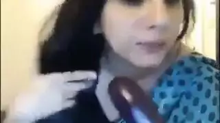 مراهقة بشعر وردي شقية تتمدد بقضيب أسود كبير بينما صديقها يصور