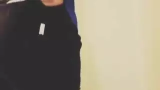 إباحي مراهق: استمناء قاسي وجلسة جماع جماعي