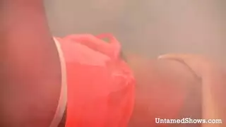 متجرد يقوم ببعض العبيد السود