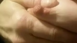 قضيب غريب سمين يحفر في كس مبلل بينما تقضم جيس شفتها السفلية