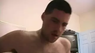 شقراء محتاجة تمص بعمق قبل جبل صعب