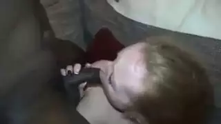 شقراء على الطريقة المغربية تحصل على مهبلها الكثيف وهو يُضاجع بعنف